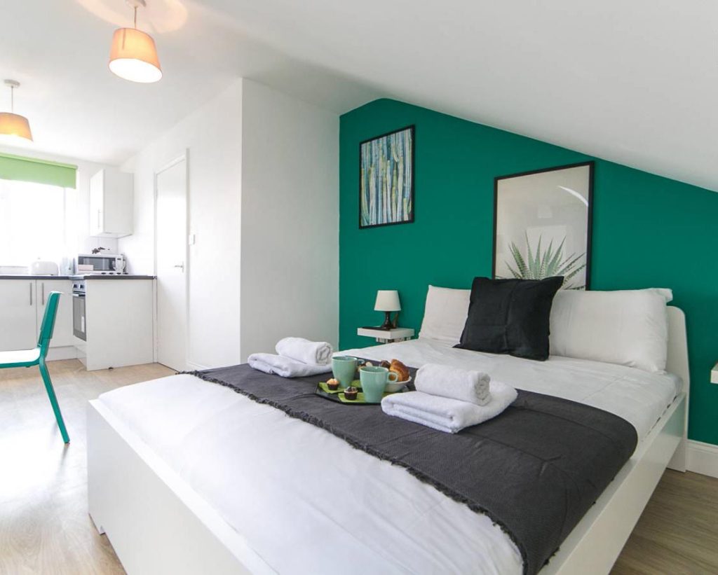 Bright studio apartment to rent