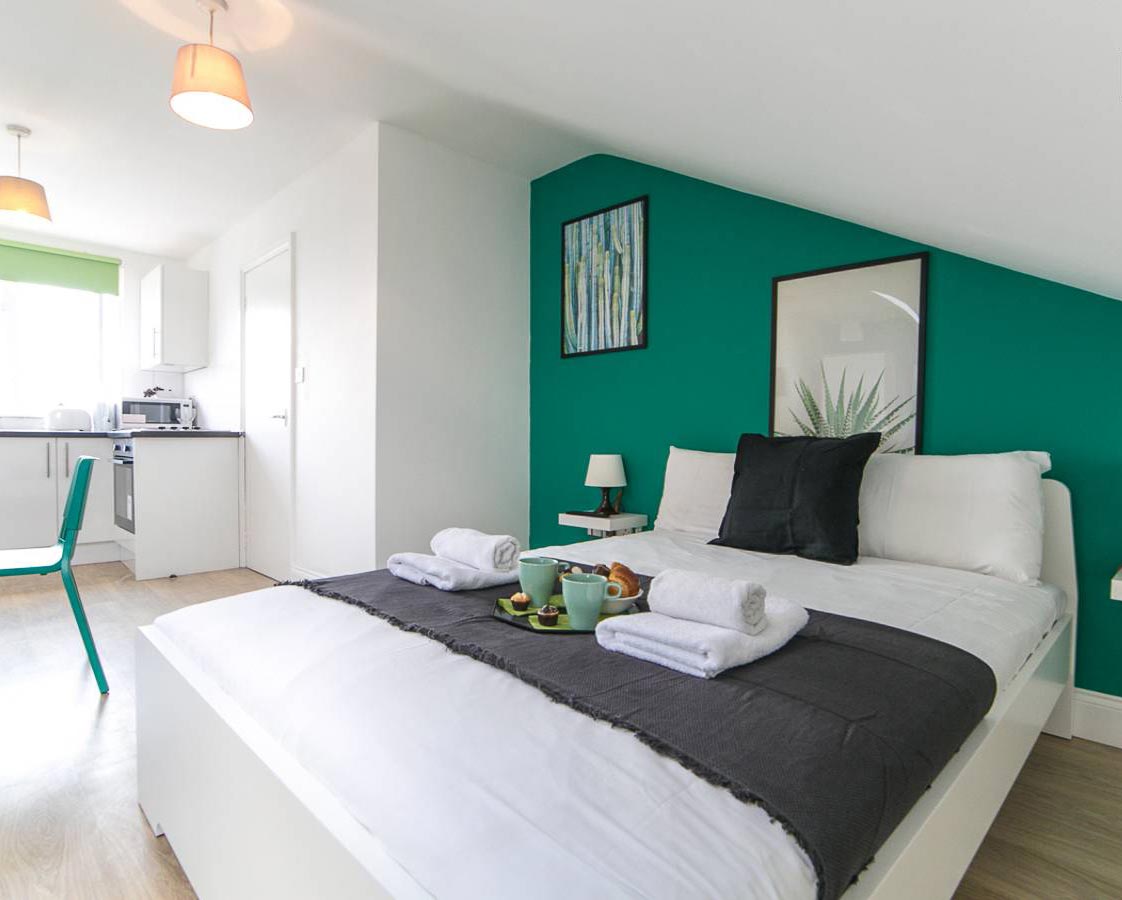 Bright studio apartment to rent